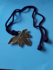 Collier Pendentif Ýves Saint Laurent Feuille Doré Sur Cordon