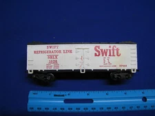 HO Scale Lifelike Swift Reefer - Freight Train
