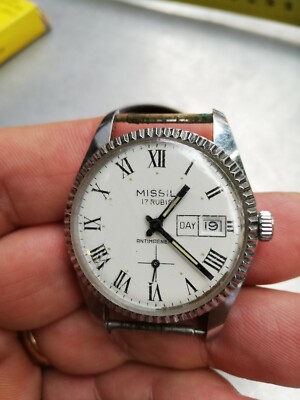 MISSIL DAYDATE 17 RUBIS EDELSTAHL UHR HANDAUFZUG, VERSCHRAUBTES GEHÄUSE 