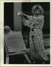 1989 Press Photo Clown Eleanor Wentworth raises money at Recreation Center