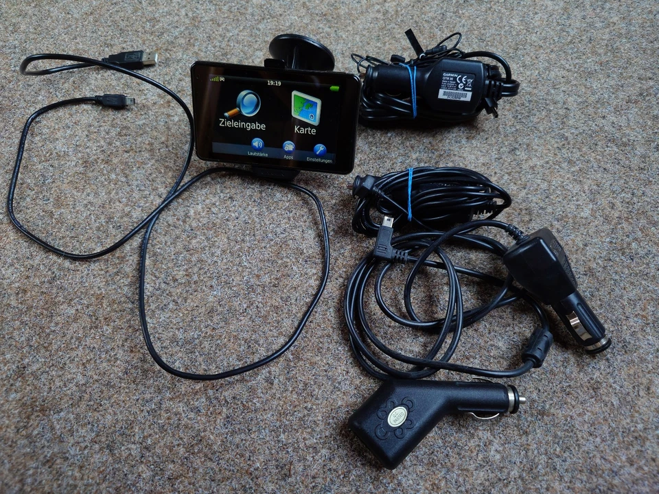 Garmin Nüvi 3490 Navigationsgerät mit Halterung und Autoadadapter Zubehörpaket - Bild 1 von 4