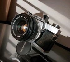 🏋️OLYMPUS OM1n SILVER BODY OVHLD 💯 % +  Zuiko 50/1,8 Meter 1,5v + Varta SR9 🤸