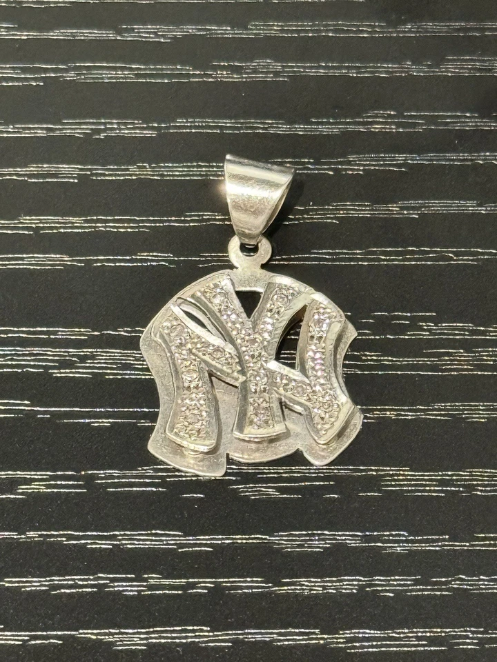 Colgante con dije de diamantes de los Yankees de oro blanco de 14 k New York Yankees Foto 2 de 4
