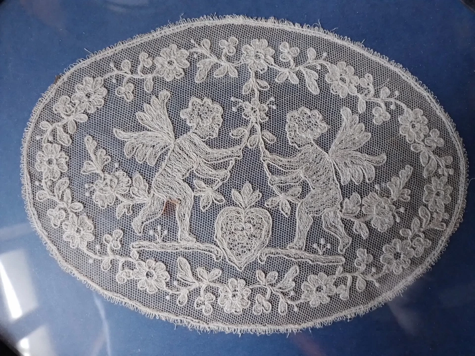 Broderie sur tulle,napperon aux angelots, encadrée sous verre, de forme ovale. - Photo 2/4