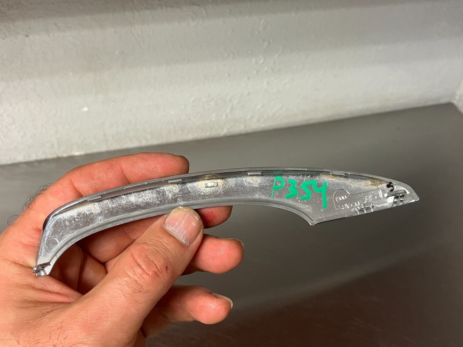 2016-2019 bentley bentayga right passenger side upper chrome door handle molding