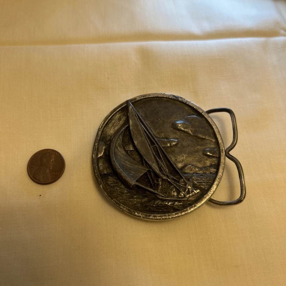 Vela Mar Velero Yate 1977 Hebilla de cinturón redonda de Bergamot Brass Works Z-39 Foto 2 de 3