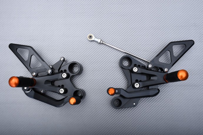 Commandes Reculées KTM Duke 890 R pour Éliminer les Vibrations et Ajuster la Position