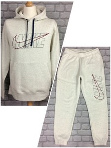 Nike WMNS Fleece Crew, oatmeal / black | Beyond