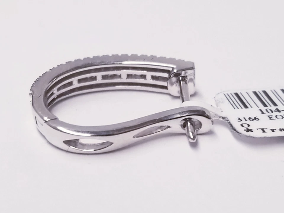 Zales 1/2 CT. T.W. Aretes tipo argolla de diamantes redondos y baguette en oro blanco de 10 K Foto 4 de 4