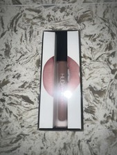 Lápiz labial líquido mate Huda Beauty WIFEY 0,14 oz tamaño completo ••NUEVO EN CAJA•🎁
