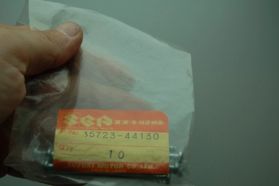 10 NOS Suzuki 35723-44130 TORNILLOS DE LÁMPARA (CANTIDAD-10) GS450 GN400 VS700 FABRICANTE DE FÁBRICA OEM Foto 2 de 3