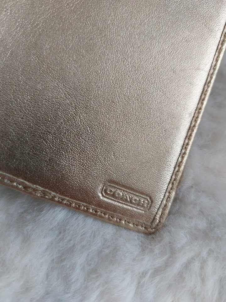 Cartera de pasaporte/tarjeta Coach color tostado de lona con adornos dorados Foto 4 de 4