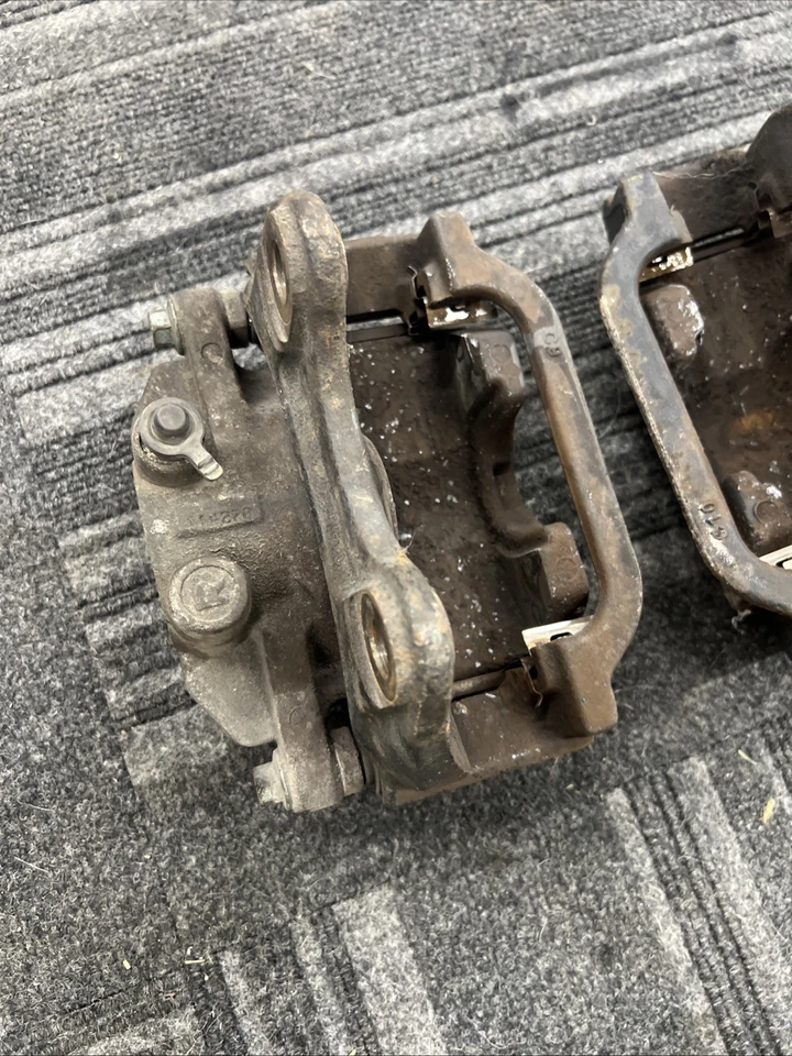 Pinza de freno trasera GM para Silverado 1500 Tahoe Yukon lado izquierdo del conductor OEM Foto 2 de 4