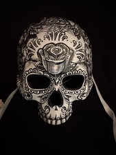 Máscara Calavera de Azúcar Día de Muertos Rosas Media Calavera Pintada a Mano Negro Gris Arte 35