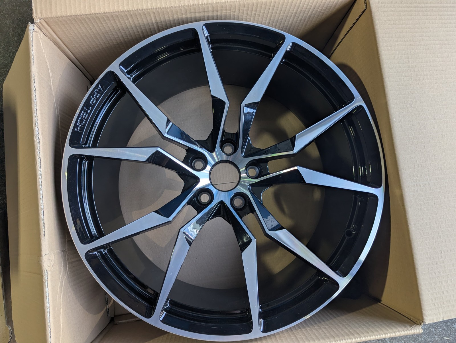 Lamborghini Aventador Front Wheel Factory OEM Apech Rim 470601017AR 9.0Jx20