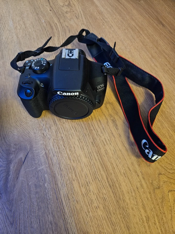 Canon EOS 1300D Kit Zubehörpaket mit EF-S 18-55mm III Objektiv, Tasche 16GB WLAN - Bild 2 von 4