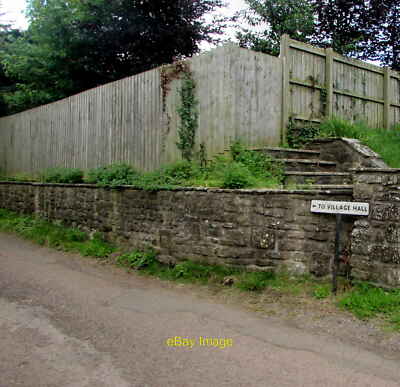 Foto 12x8 Village Hall Richtungsschild, Llandenny, Monmouthshire The Black c2021