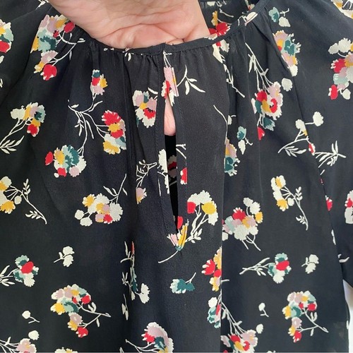Blusa Top MADEWELL Seda con Muescas Volantes Puño en Lanzamiento de Clavel Floral XS Negra - Imagen 5 de 12