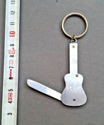 vintage guitar shaped metal pocket knife keychain pendant - Bild 1 von 3