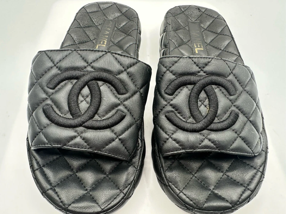 Sandalias Chanel CC negras acolchadas de cuero de cordero con toboganes para mujer talla 9 Foto 2 de 4