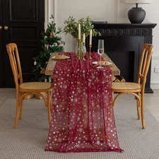 Camino de mesa navideño de tul con estampado metálico de copos nieve plateados