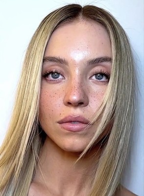  Sydney Sweeney  Gorgeous Female Actress Sexy Movie-Star 5X7 Closeup  STUNNING 