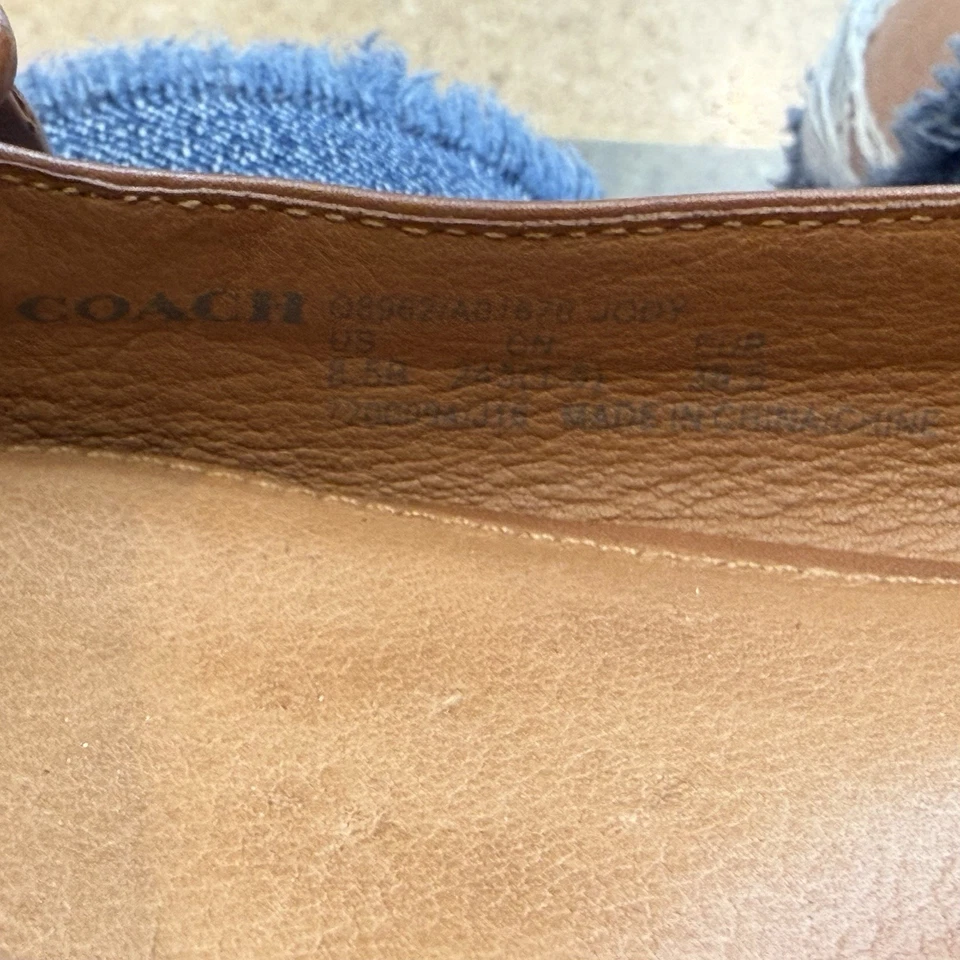 Correa plana para el tobillo Coach Jody de cuero tostado con tachuelas punta para mujer talla 8,5”  Foto 3 de 4