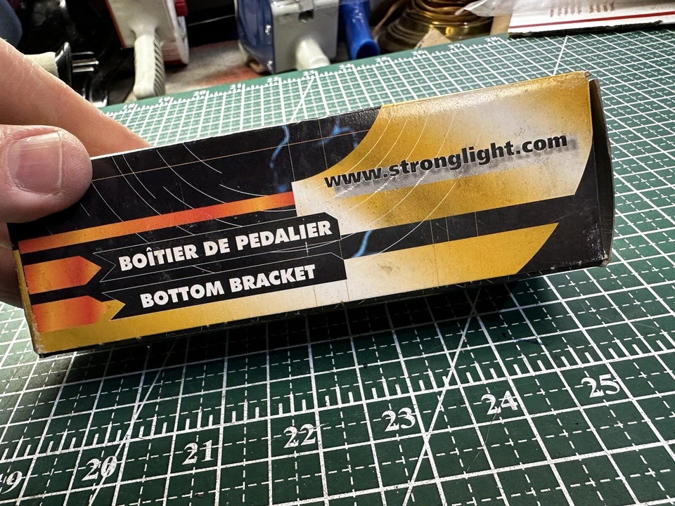 Итальянский квадратный конический нижний кронштейн Stronglight JP400 68 x 113 мм JIS - Изображение 2 из 4