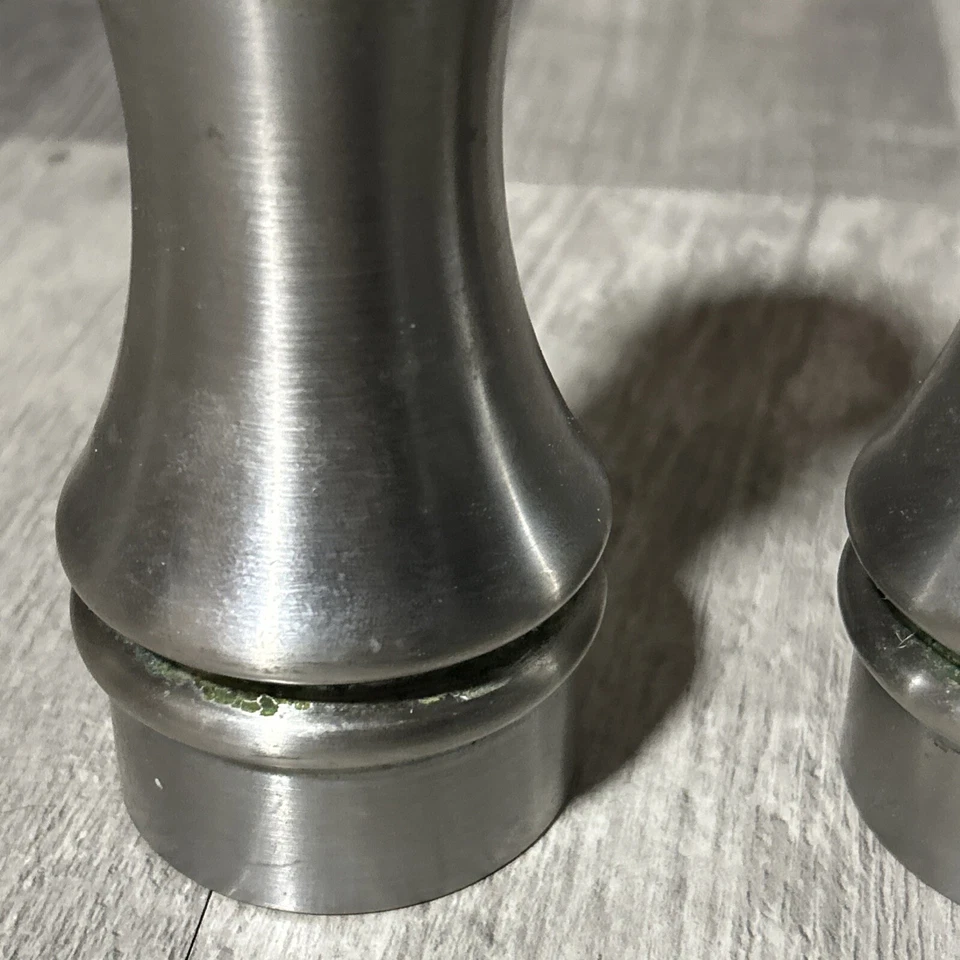 Conjunto de moinho de sal e pimenta William Bounds 7" Knight metal escovado W17 - Imagem 3 de 4