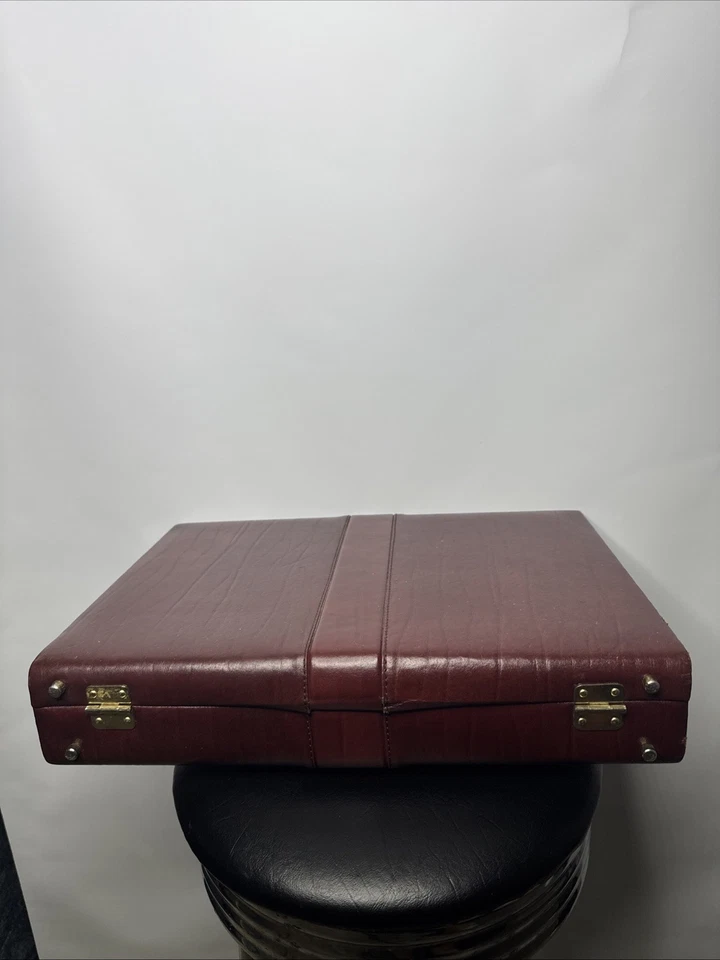 Maleta Masculina Geoffrey Beene Marrom Vintage Estojo Anexo Couro Genuíno Latão - Imagem 3 de 4