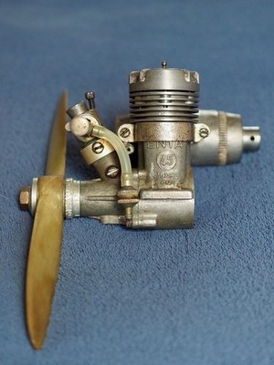 Enya 45 Model 6001 Modelflugzeugmotor mit Schalldämpfer - gebraucht in Schachtel