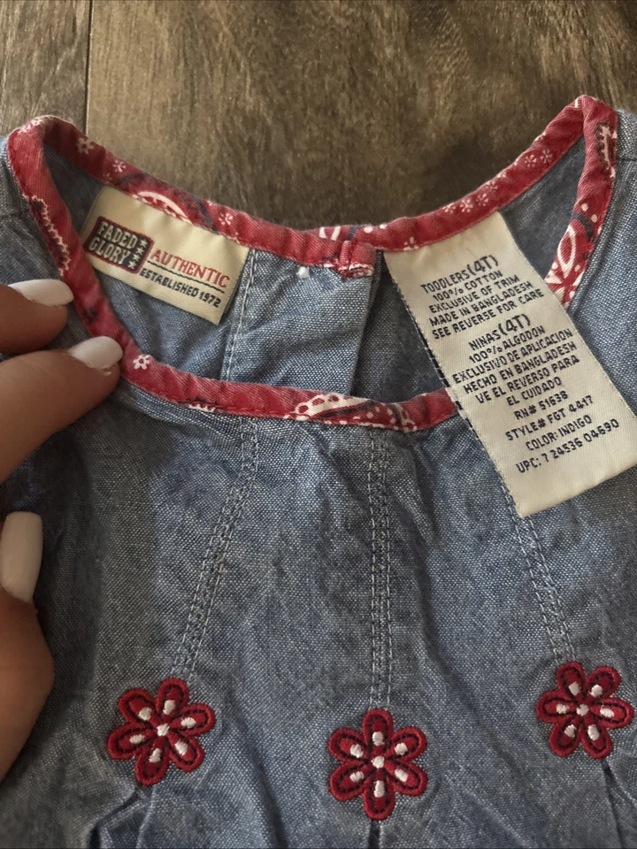 Vestido para niños Faded Glory Jean talla 4t denim rojo ribete con flores y mariposa Foto 2 de 3