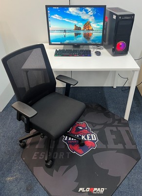 Gaming Setup, Gaming PC, Dell 30'' Monitor, K&M, weißer Schreibtisch, Bürostuhl & Matte