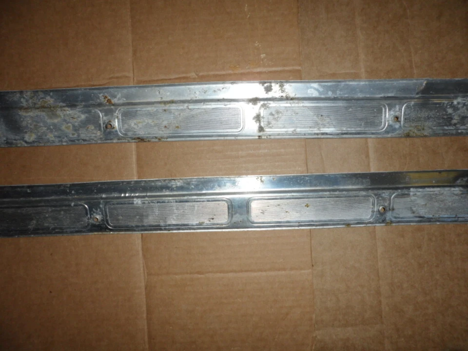Camaro 1973 original conductor y pasajero pescador alféizar molduras placas de desgaste Foto 2 de 4