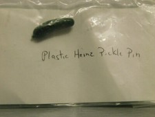 Broche à cornichons publicitaire HEINZ dos de sécurité vert plastique et laiton
