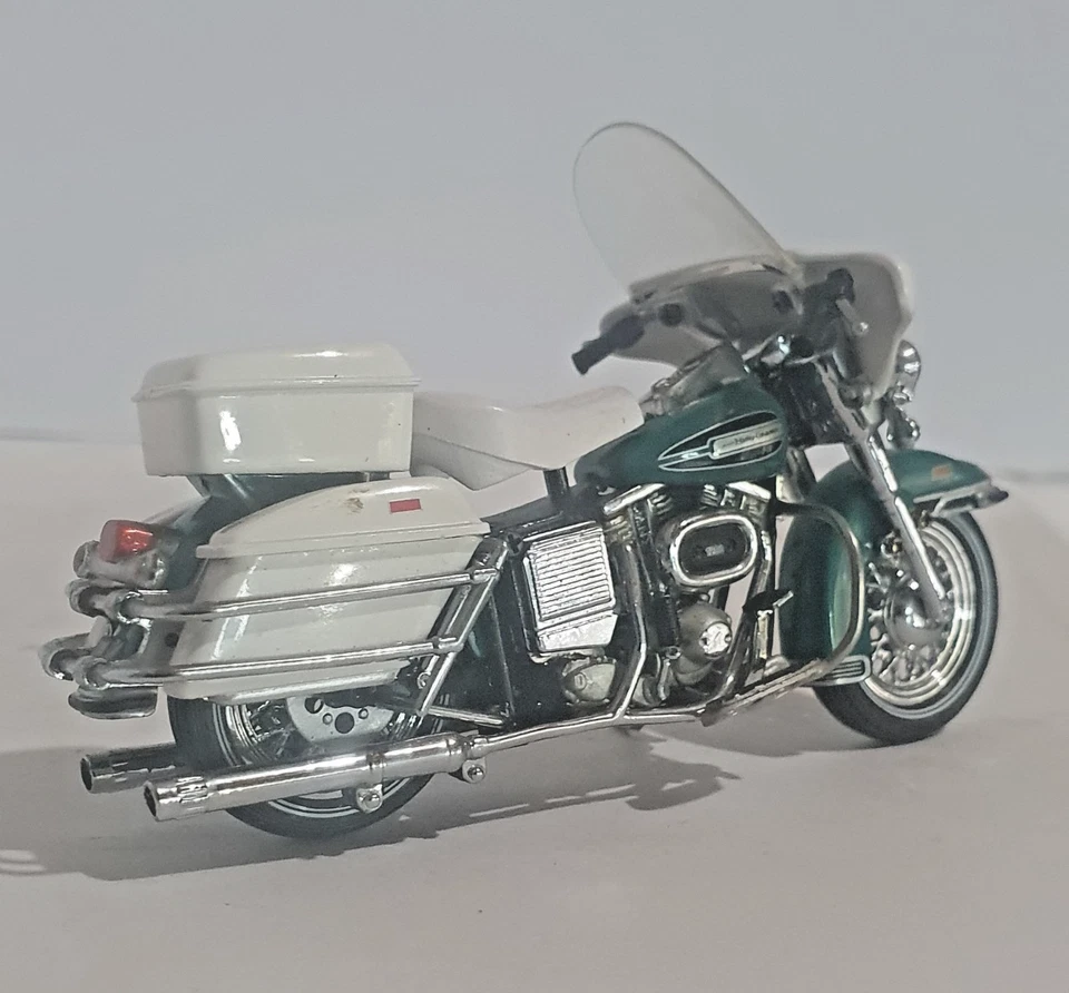 Franklin Mint 1:24 1976 Harley-Davidson Electra-Glide, Diecast Metal - Image 3 of 4