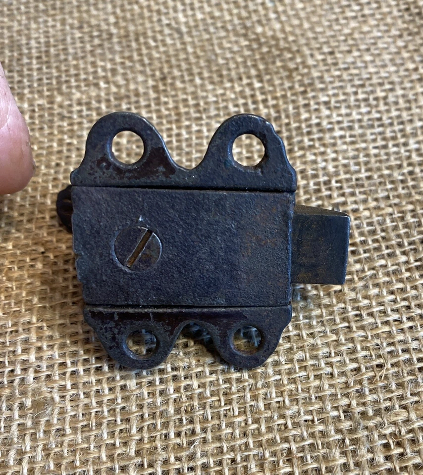 Cerradura de ventana de hierro Eastlake antigua inusual de colección especial captura cargada con resorte Foto 3 de 4