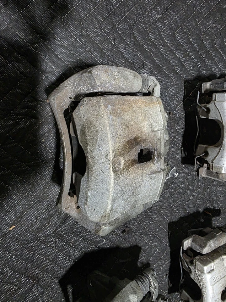 06-09 JUEGO DE 4 PINZAS DE FRENO DELANTERAS Y TRASERAS IZQUIERDA Y DERECHA PONTIAC SOLSTICE GXP OEM Foto 3 de 4