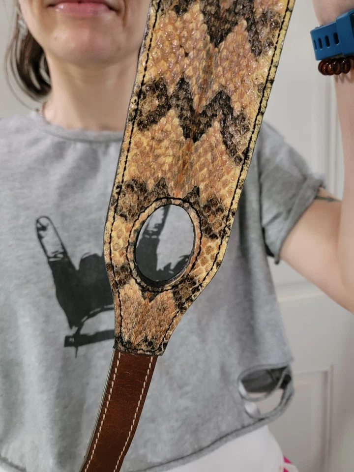 Eslinga de rifle acolchada Canebreak Rattlesnake, auténtica piel de serpiente de cascabel hecha a mano Foto 3 de 4