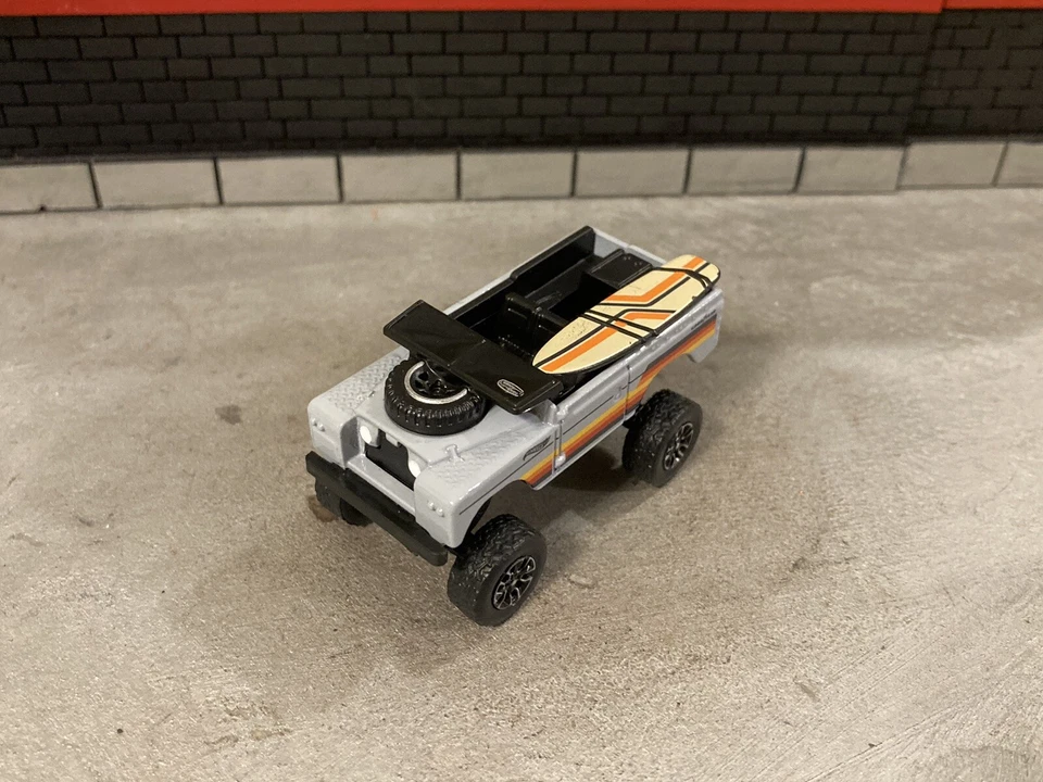 Hot Wheels Land Rover Series II levantadas 4x4 caminhão fundido personalizado off road em escala 1/64 - Imagem 2 de 4