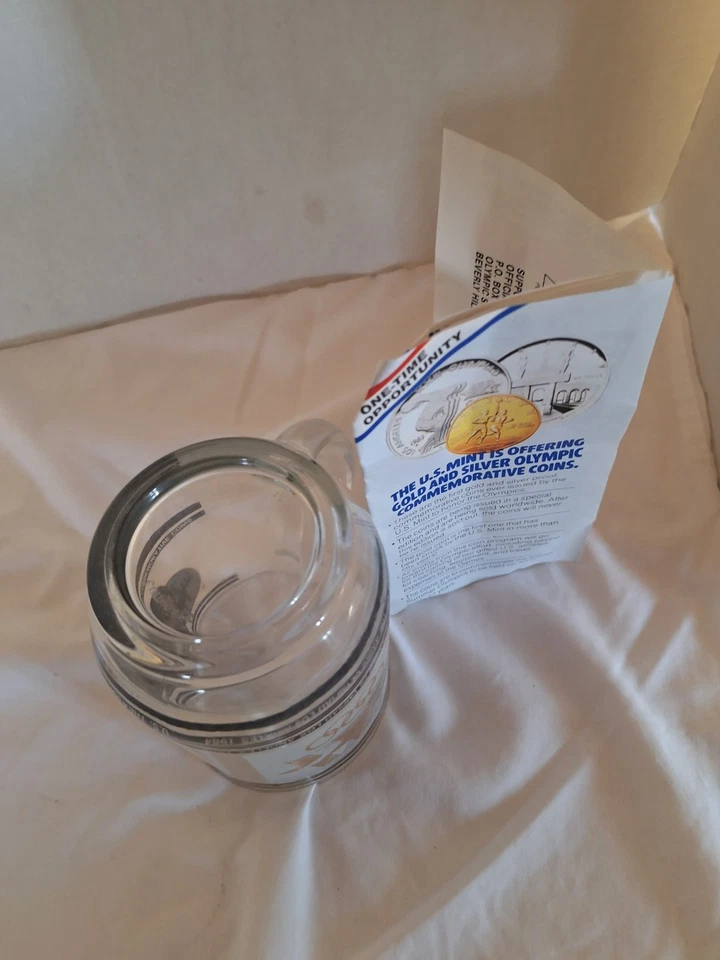 Tazas conmemorativas de los Juegos Olímpicos 1984 con papel promocional Los ángulos oro plata Foto 3 de 4