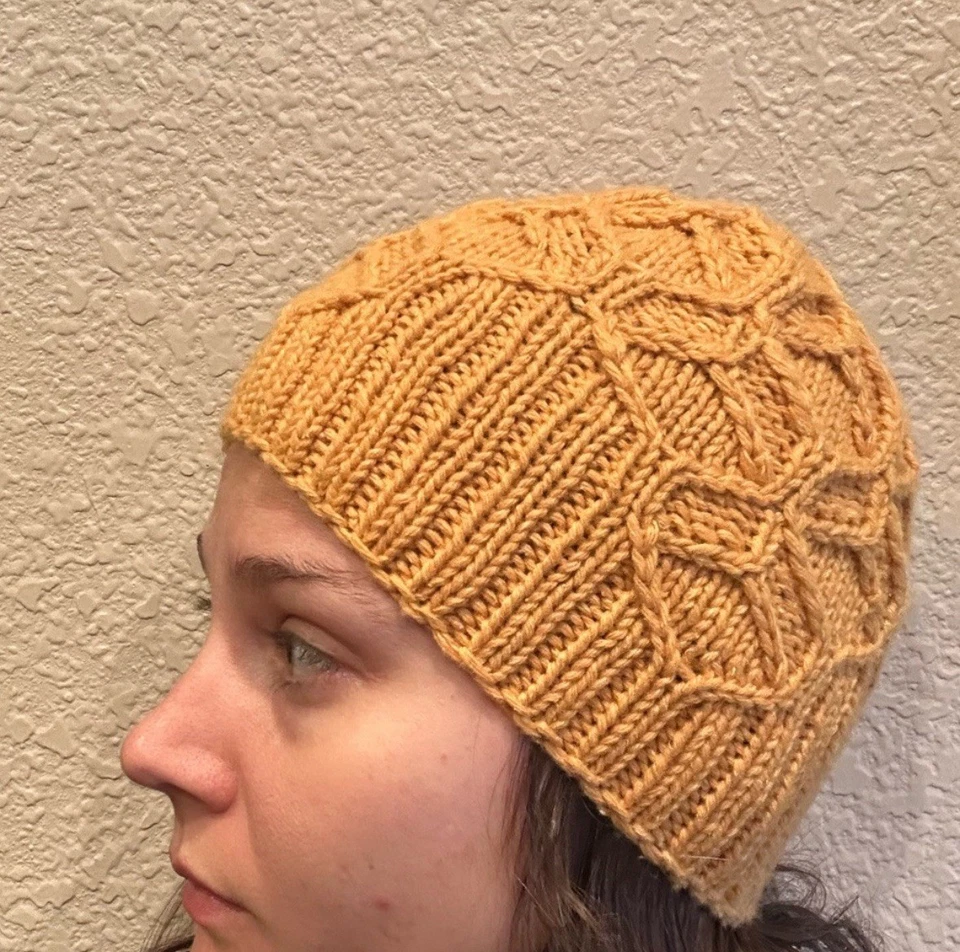 Gorro tejido hecho a mano con diseño de patrón de panal mezcla de lana merino/seda Foto 4 de 4