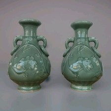 Coppia Di Vasi In Porcellana Celadon Rilievi A Foglie XIX/XX Secolo Cina 31 Cm.
