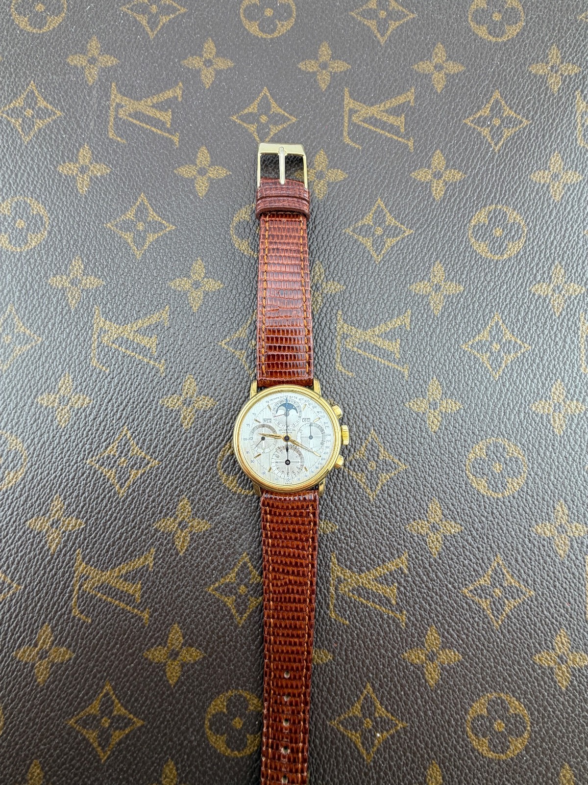 Universal Genève Tri-Compax Calendar Moon Phases Gold Yellow Case 18kt