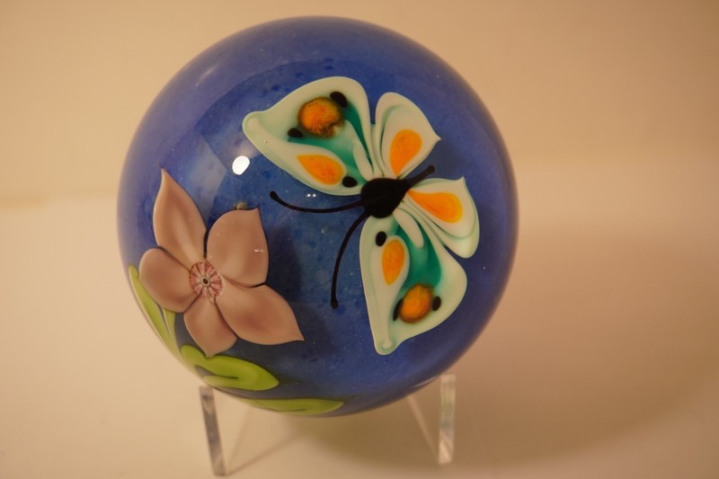 Lovely Signed Orient & Flume 1979 BUTTERFLY & FLOWER Art Glass Paperweight