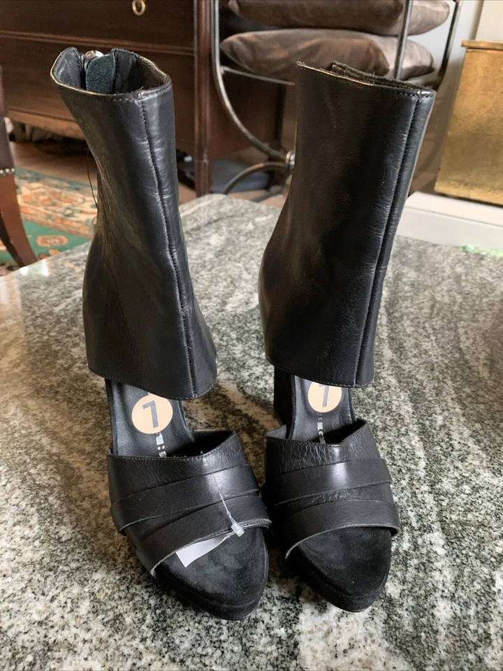 $2K BNWOB GARETH PUGH 37 (US 7). Iconic Runway Openentoe tacón de cuña. Negro. Italia Foto 2 de 4