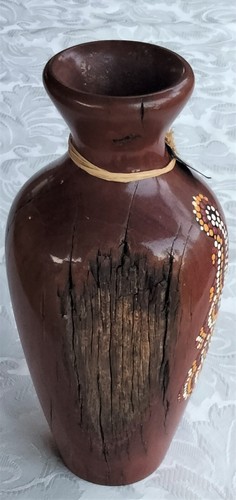 VINTAGE TURNED RED GUM TIMBER VASE WITH ABORIGINAL DOT PAINTING SIGNED - Picture 4 of 11