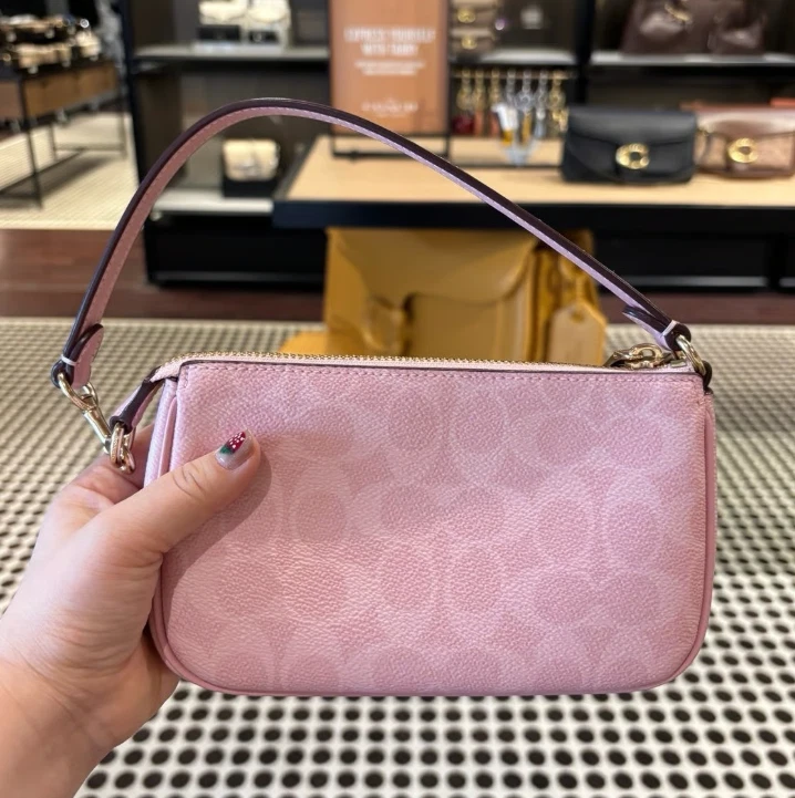 Nuevo con etiquetas Bolso Muñequera Coach Nolita 19 Firma Lona Polvo Rosa CW426 Foto 4 de 4