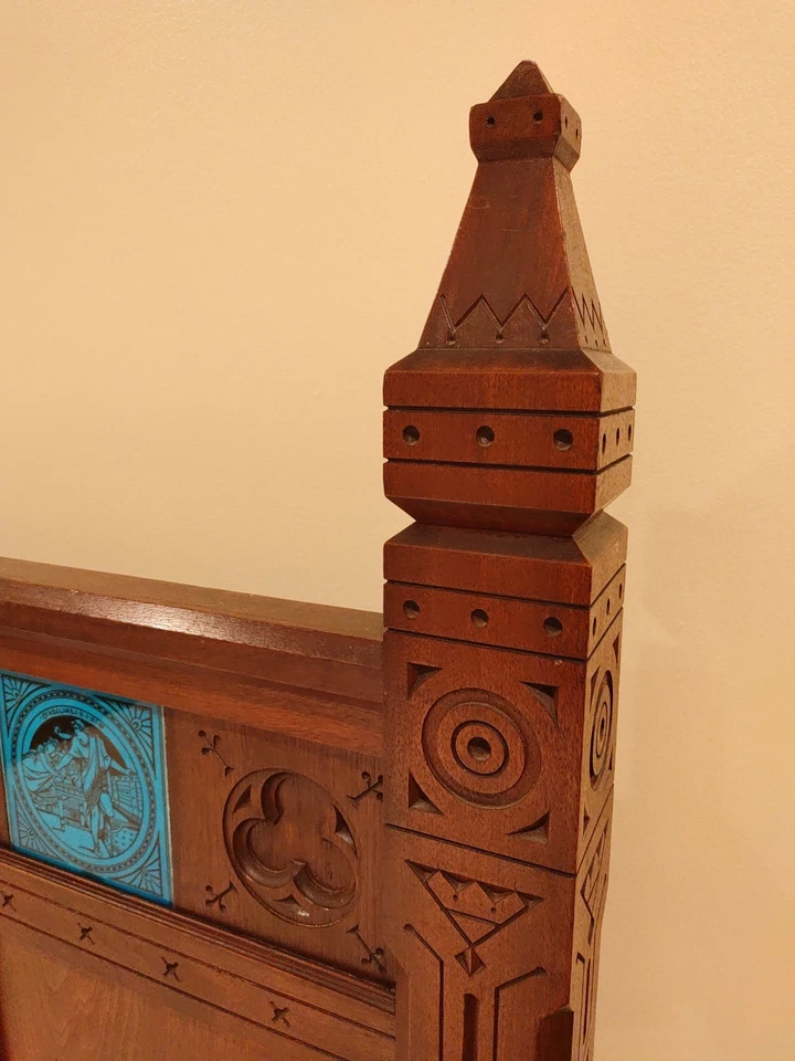 Cama estilo Kimbel and Cabus con azulejos estéticos Minton John Moyr Smith Shakespeare Foto 2 de 4