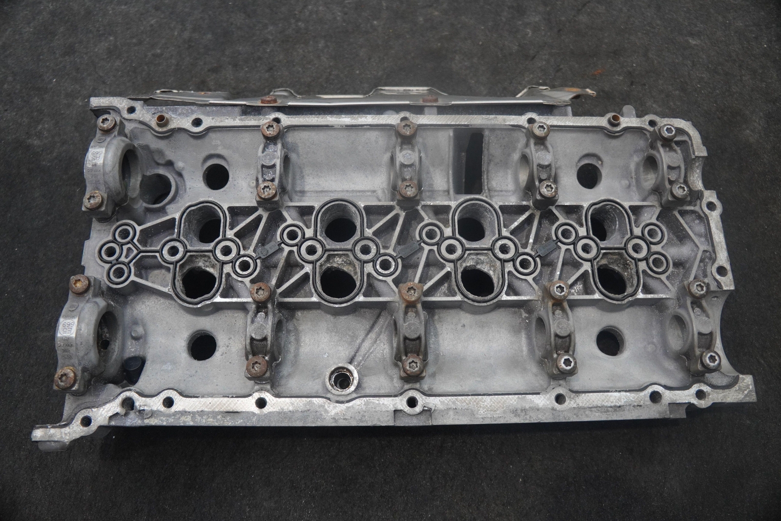 Left Engine Cylinder Head Valve Cover 4.0L V8 0P2103475E Lamborghini Urus S